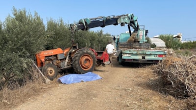 Antalya'da oto elektrik ustası traktörün altında can verdi
