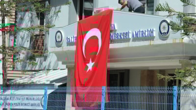 İzmir'de polis merkezine saldırının olduğu sokak Türk bayraklarıyla donatıldı