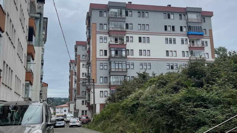 Trabzon'da çamaşır astığı sırada 5'inci kattan düşerek can verdi