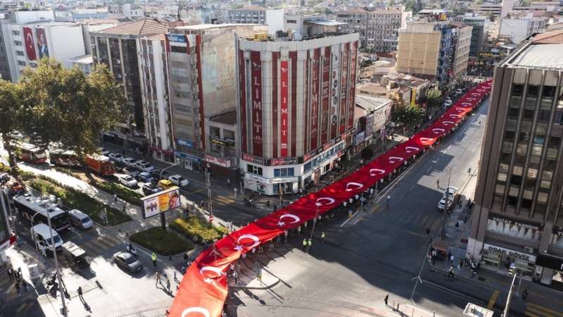 İzmir'de 350 metrelik Türk bayrağı ile 'Zafer Yürüyüşü'