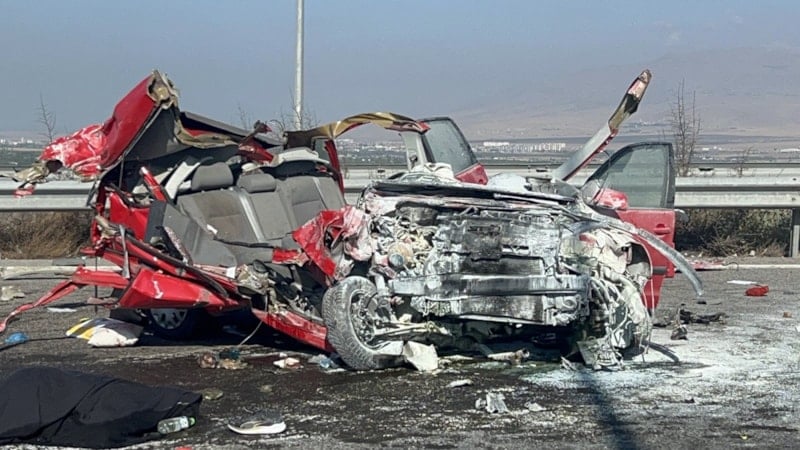 Niğde'de otomobil, tıra arkadan çarptı: 2 ölü, 3 yaralı