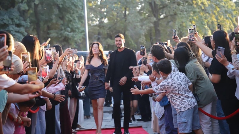 Eşini aldattığı iddia ediliyordu! Berk Oktay'dan yıldönümü paylaşımı