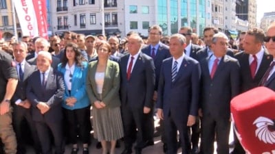 Özgür Özel, Taksim Cumhuriyet Anıtı önündeki törene katıldı