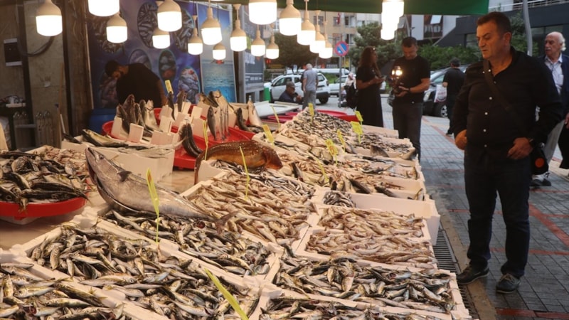 Rize'de balık tezgahları dolup taşıyor