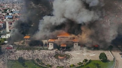 Nepal karıştı: Parlamento binası ateşe verildi, bakanlar dövüldü