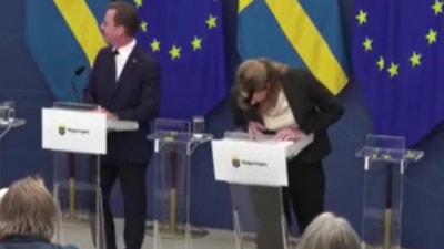 İsveç Sağlık Bakanı basın toplantısında fenalaştı