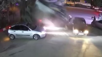 Ankara'da otomobilin oto yıkamacıya uçtuğu anlar kamerada