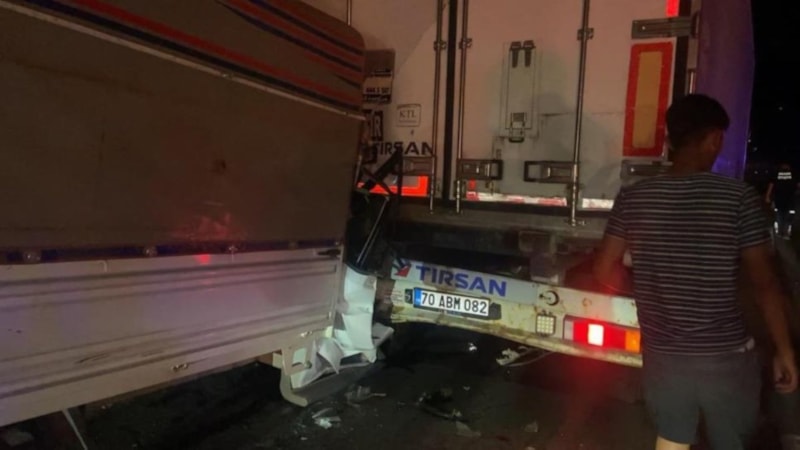 Adana'da tıra çarpan kamyonetin sürücüsü hayatını kaybetti