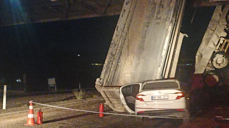 Ankara'da damperi açılan kamyona otomobil çarptı: 1 ölü