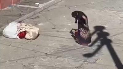 Eskişehir'de eşini sokak ortasında feci şekilde dövdü