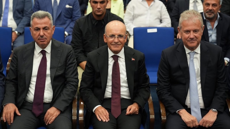 Mehmet Şimşek, İzmir'de iş insanlarıyla bir araya geldi