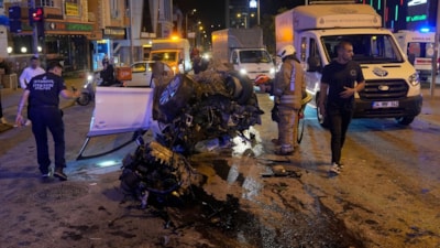 İstanbul Ümraniye'de İETT otobüsü ile çarpışan otomobil hurdaya döndü: 2 yaralı