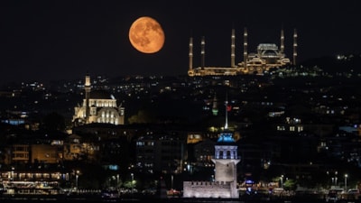 İstanbul'da 'son şişkin ay' simge yapılarla birlikte görüntülendi