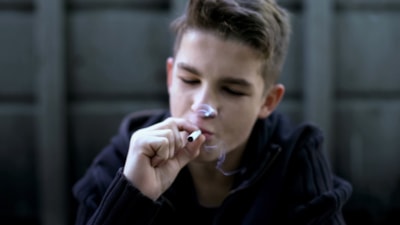 Çocuğu sigara içen aileler yandı! İspanya hükümeti harekete geçti: Para cezası geliyor