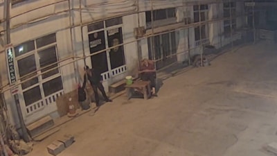 Adana'da uyuyan bekçinin cep telefonu çalındı