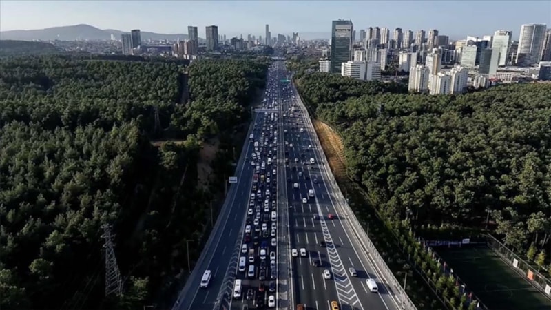 İstanbul'da haftanın son iş gününde trafik yoğun