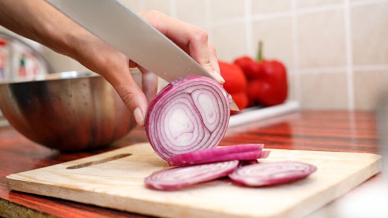 Soğan doğrarken gözleriniz yanmasın! İşte en kolay yöntemler