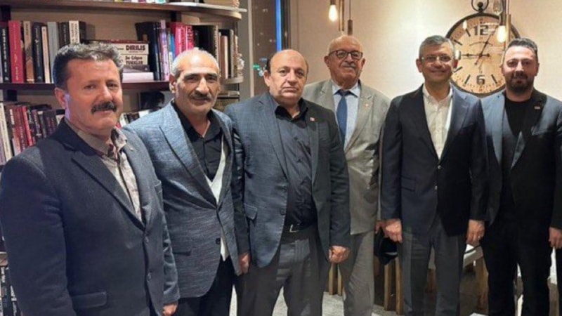 Kurultay için rüşvet aldığını itiraf eden Erzurum delegesi Özgür Özel'in yanında