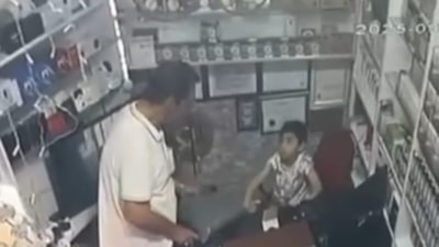 İstanbul'da masadaki çocuğu oyaladı: Dikkati dağılınca telefonu alıp kaçtı