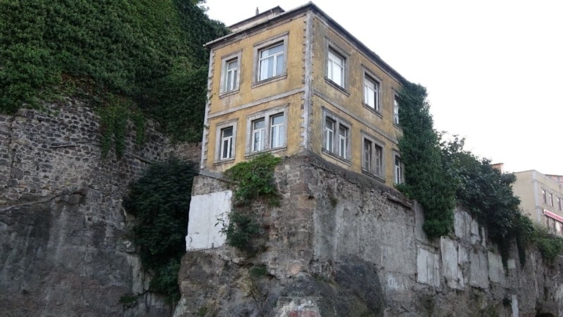 Trabzon'un tarihi surları üzerindeki evler, zamana direniyor