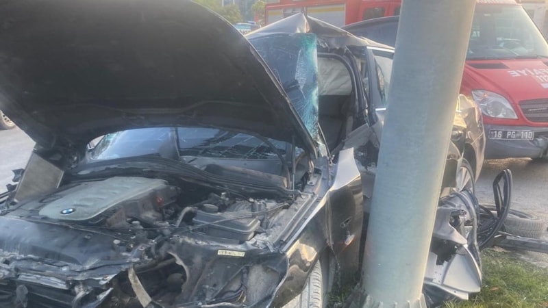 Bursa'da otomobil yön levhasına saplandı