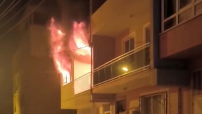 Manisa'da evini ateşe veren baba öldü, oğlu yaralandı