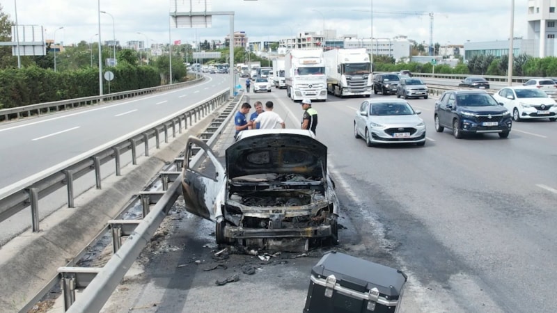 İstanbul'da seyir halindeki otomobil yandı, trafik kilitlendi