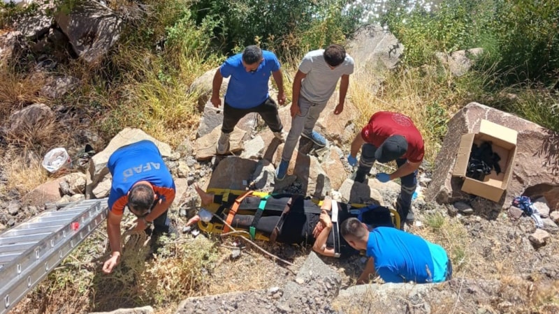 Tunceli'de araç uçuruma yuvarlandı: 3 yaralı