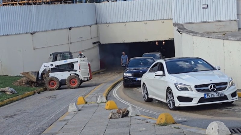 İstanbul Kadıköy’de kazı sırasında su borusu patladı