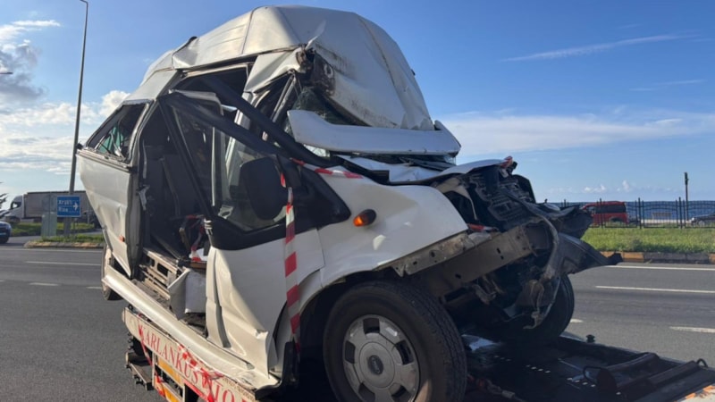 Trabzon'da tır trafik ışıklarında bekleyen minibüse çarptı: 15 yaralı