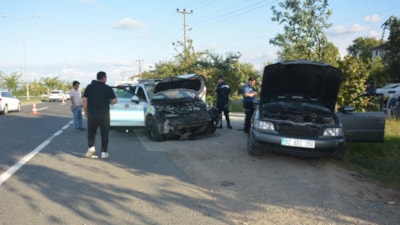 Ordu'da otomobilin polis aracına çarptığı kazada 2 kişi yaralandı