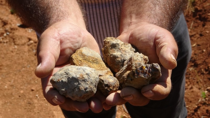Topraktan çıkan kehribar bakın nasıl tespihe dönüşüyor...