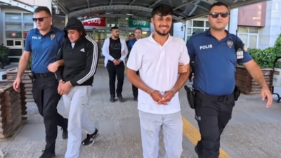 Aksaray'da tutuklanan şahıs adliyeye götürülürken gazeteciye öpücük attı