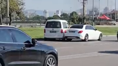 Bursa'da ana yolda ters giden araç kazaya neden oldu