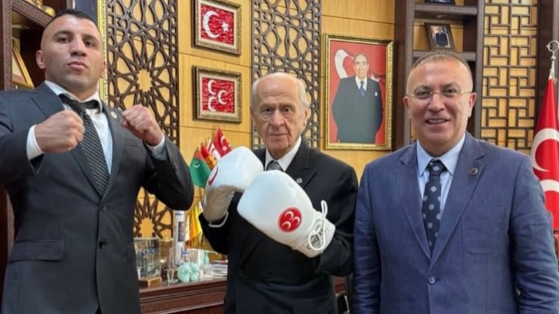 Devlet Bahçeli, boks eldiveniyle poz verdi