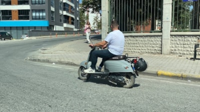 Eskişehir'de kafasına takmadığı kaskla motosikletin plakasını kapattı