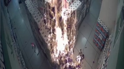 Bursa'da markete giren çocuk peçeteleri tutuşturdu: O anlar kamerada