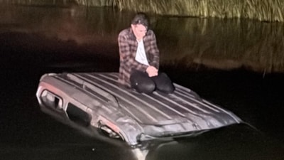 Erzurum'da nehre düşen sürücü aracının üstünde kurtarılmayı bekledi