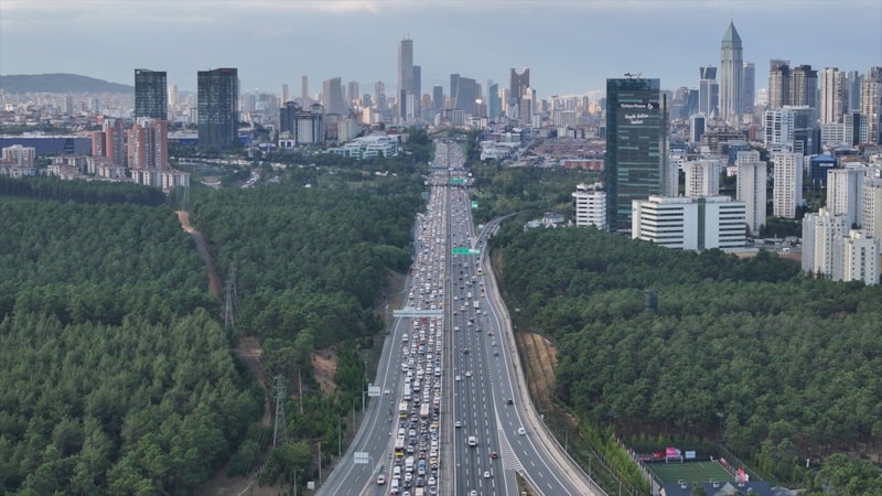 İstanbul'da pazartesi trafiği: Araç kuyrukları kilometrelerce uzadı