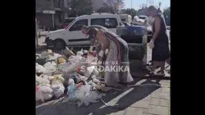 İzmir'de çöp krizi büyüyor: CHP'liler eldiveni takıp çöpleri topladı