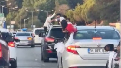 İstanbul'da trafiği tehlikeye düşüren düğün konvoyları kamerada: Camdan sarktılar