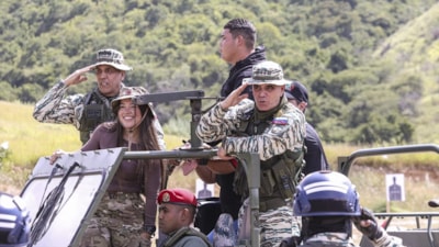 Venezuela'da gençler ve yaşlılar, ABD tehdidine karşı askeri eğitimde