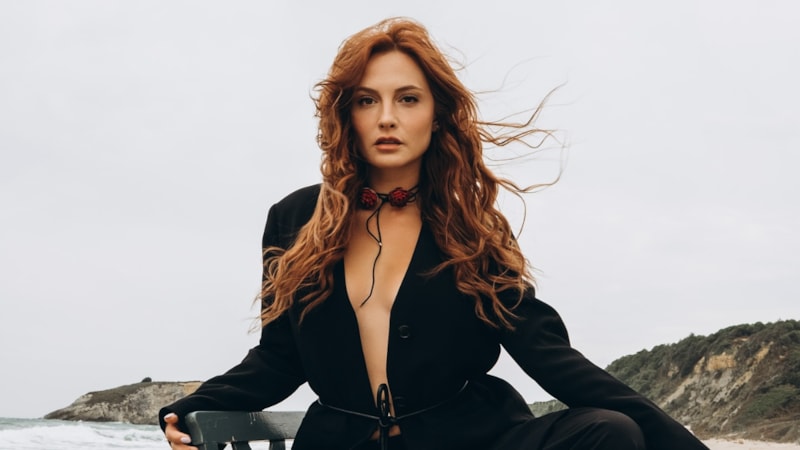 İlk kez anne olacak! Oyuncu Başak Gümülcinelioğlu'ndan karnı burnunda yeni pozlar geldi