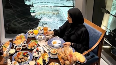 Kabe manzaralı odadan kahvaltı paylaşımı