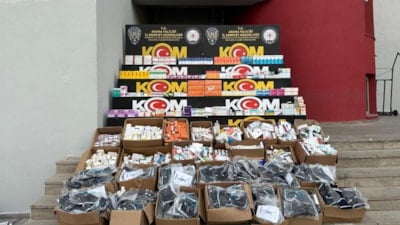 Adana'da depoya çevrilmiş gizli bölmede 31,9 bin ilaç ve bin 538 tıbbi malzeme ele geçirildi