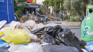 İzmir Buca'da işçiler eylemde, sokaklar çöpten geçilmiyor