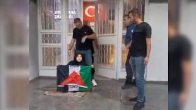 Adana'da oturma eylemi yapan kadına müdahalede yeni gelişme: 3 polis görevden uzaklaştırıldı