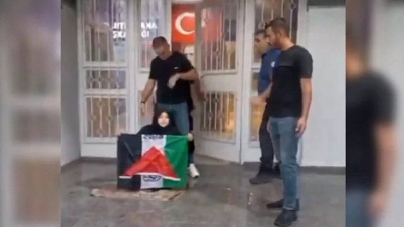 Adana'da oturma eylemi yapan kadına müdahalede yeni gelişme: 3 polis görevden uzaklaştırıldı