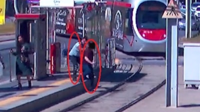 Kayseri'de tramvayı fark etmeyen şahsı güvenlik görevlisi kurtardı