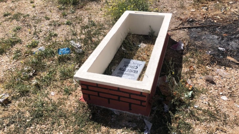 Eskişehir’de boş arazide bırakılan mezar, mahalleliyi meraklandırdı